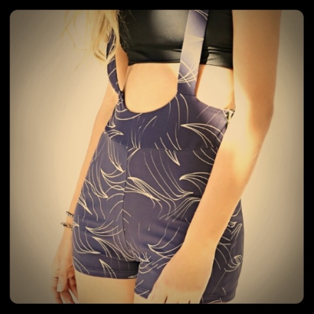 Seea 🧜🏼‍♀️ ......A✨V✨A✨L✨O✨N  blue overalls🌊